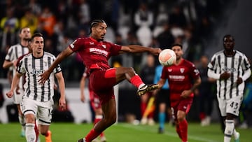 Sevilla's French defender Loic Bade controls the ball during the UEFA Europa League semi-final first leg football match between Juventus and Sevilla on May 11, 2023 at the Juventus stadium in Turin. (Photo by Marco BERTORELLO / AFP)