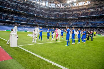 Pasillo de los jugadores del Getafe al Real Madrid como campeón de la Copa del Rey.