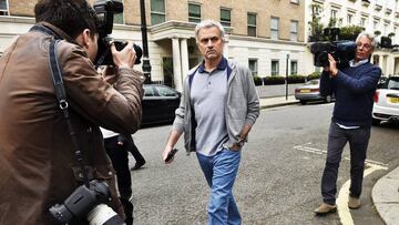 Mourinho, saliendo de su casa de Londres.