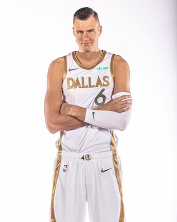 La franquicia de Texas ha presentado su equipación City Edition donde el blanc y el dorado son los colores protagonistas. La nueva equipación ha incendiado las redes por el gran parecido al uniforme del Real Madrid Baloncesto. 