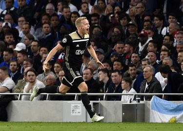 Van de Beek: PSG join chase for Ajax star