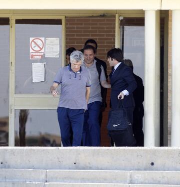 Ángel María Villar y su hijo Gorka saliendo de la prisión de Soto del Real.