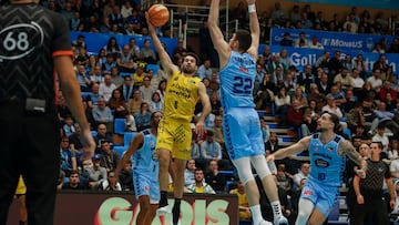 LUGO, 13/12/2025.- El base italiano del Laguna Tenerife Bruno Fitipaldo entra a canasta ante varios jugadores del Breogán, durante el encuentro correspondiente a la fase regular la Liga Endesa que disputan Breogán y La Laguna Tenerife hoy sábado en el Pazo Provincial dos Deportes de Lugo. EFE / Eliseo Trigo.