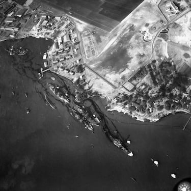 Los buques acorazados USS California, USS Maryland, USS Oklahoma, USS Tennessee, USS West Virginia y USS Arizona presentan diversos grados de daño tras el sorpresivo ataque japonés a Pearl Harbor.