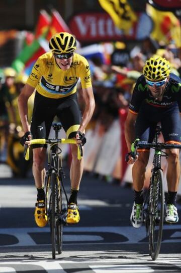 Chris Froome y Alejandro Valverde cruzando la línea de meta. El británico gana el Tour 2015 y el murciano acaba tercero.