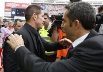 Diego Simeone y Ernesto Valverde se saludan. 