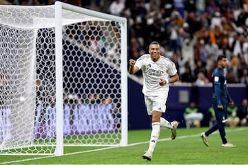 Bellingham filtró un balón para Vinicius, que rompió a Moreno con un par de biciletas, se fue del portero de Pachuca, para posteriormente regalarle el 1-0 a Mbappé, que solamente la tuvo que empujar.