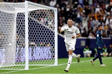 Bellingham filtró un balón para Vinicius, que rompió a Moreno con un par de biciletas, se fue del portero de Pachuca, para posteriormente regalarle el 1-0 a Mbappé, que solamente la tuvo que empujar.