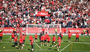 Los jugadores del Sevilla entrenan en un Sánchez Pizjuán lleno para darles ánimo para el derbi de mañana contra el Betis.