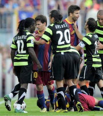Partido de Liga entre el Barcelona y el Hércules el 11 de septiembre de 2010. Messi discute con Royston Drenthe.