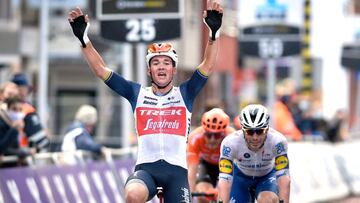 Mads Pedersen celebra su victoria en la Gante-Wevelgem 2020.