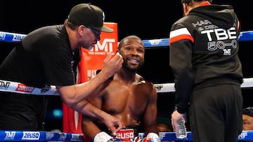 Floyd Mayweather en la esquina durante su última pelea contra Aaron Chalmers en Londres.