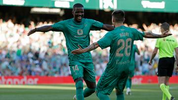 SEVILLA, 15/04/2023.- El centrocampista del Betis William Carvalho (i) celebra con Rodri Sánchez tras marcar el tercer gol ante el Espanyol, durante el partido de Liga en Primera División que Real Betis y RCD Espanyol disputan este sábado en el estadio Benito Villamarín, en Sevilla. EFE/Julio Muñoz
