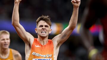 TOKYO (Japan), 15/09/2025.- Adrian Ben of Spain celebrates after crossing the finish line in the Men's 1500m semi finals at the World Athletics Championships 2025 in Tokyo, Japan, 15 September 2025. (Mundial de Atletismo, 1500 metros, 1500 metros, Japón, España, Tokio) EFE/EPA/FRANCK ROBICHON