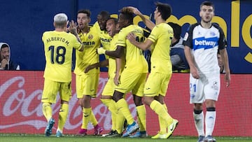 Los jugadores del Villarreal celebran un gol al Alavés.