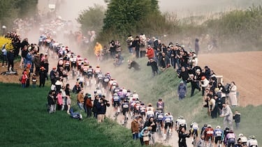 El pelotón recorre un tramo adoquinado durante la 123.ª edición de la París-Roubaix.