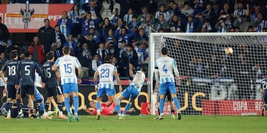 2-3. Isaiah Jerónimo lanza una falta directa y el balón se estrella en el larguero. En el rechace, aparece Gonzalo Di Renzo que dispara, el esférico golpea de nuevo en el travesaño y se cuela en la portería de Andriy Lunin.