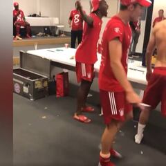 El cántico de David Alaba en el vestuario... ¡casi se queda sin voz!
