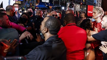 Nueva York (Estados Unidos), 09/12/2021.- Conor McGregor (izq.) intenta abrirse paso hacia Machine Gun Kelly (der.) mientras Megan Fox (2-der.) interviene en la alfombra roja de los MTV Video Music Awards en el Barclays Center en Brooklyn, Nueva York, Estados Unidos, 12 de septiembre de 2021.