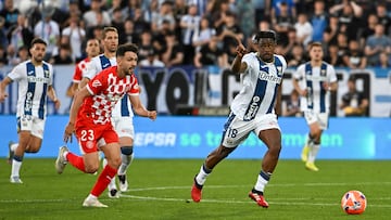 LEGANÉS (MADRID), 24/04/2025.- El delantero caboverdiano del Leganés Luis de Barros 'Duk' (d) disputa un balón ante Iván Martín Núñez, del Girona, durante el partido de la jornada 33 de LaLiga EA Sports que CD Leganés y Girona FC disputan este jueves en el estadio de Butarque. EFE/Fernando Villar