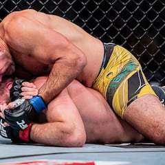 Teixeira toca el oro a los 42 años tras someter a Blachowicz
