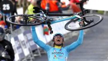 El corredor del Astana, el italiano Diego Rosa, celebra su victoria en la meta del alto de Arrate