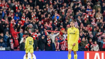 BILBAO (PAÍS VASCO), 08/12/2024.- El delantero del Villarreal Gerard Moreno (d) después de que su equipo encajara el segundo tanto, este domingo, durante el partido de la jornada 16 de LaLiga EA Sports, en el estadio de San Mamés, en Bilbao. EFE/ Javier Zorrilla