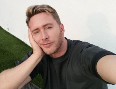 "Dulces sorpresas de la vida", expresó el actor de 'Cuéntame' con una foto junto a sus compañeros. Pablo está desarrollando una espectacular carrera como escritor, aunque lamenta que su papel como Toni Alcántara le haya privado de un éxito mayor. "Si no fuera 'el de Cuéntame' y fuera un autor autónomo, esta novela se habría venddo como un bombazo o funcionado más".