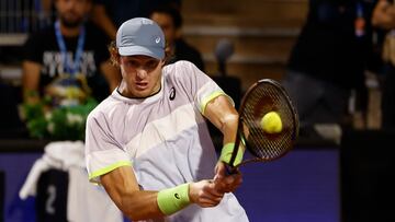 Tenis, Nicolas Jarry vs Tomas Etcheverry
El tenista Nicolas Jarry de Chile regresa la bola de Tomas Etcheverry de Argentina por el ATP 250 de Santiago 2023 en el Club San Carlos de Apoquindo en Santiago, Chile.
05/03/2023
Felipe Zanca/Photosport
Tennis, Nicolas Jarry vs Tomas Etcheverry
The tennis player Nicolas Jarry of Chile return the ball of Tomas Etcheverry of Argentina in the match for the ATP 250 Santiago 2023 at the Club San Carlos de Apoquindo in Santiago, Chile.
05/03/2023
Felipe Zanca/Photosport