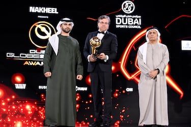 El director deportivo de la Juventus, Cristiano Giuntoli, recibe el premio en la categoría mejor director deportivo.