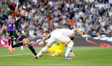Benzema empuja de cabeza en el segundo palo un centro con peligro de Vinicius que pasa entre Asenjo y El Yamiq sin que ninguno de los dos haga nada. Segundo gol del Real Madrid.
