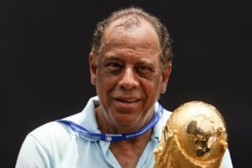 Octubre 25: El capitán del equipo de Brasil que ganó el Mundial de México-1970, Carlos Alberto Torres, murió de un infarto a los 72 años, en Rio de Janeiro. Junto a Pelé, Tostao, Jairzinho y Rivelino, conquistó el tercer título de la Seleçao como parte de una de las formaciones más excepcionales de la historia del fútbol, sino la mejor de todos los tiempos, según algunos observadores. Ya como entrenador convirtió al Flamengo en campeón de brasil.