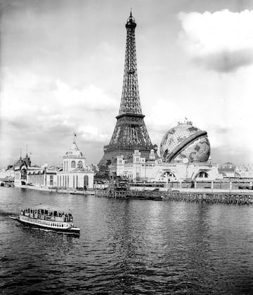 Curiosa panorámica de La Torre Eiffel rodeada de la Exposición Universal. 
