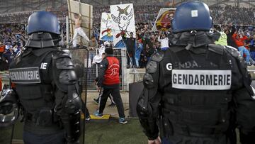 Gendarmes franceses vigilando a hinchas del Marsella.