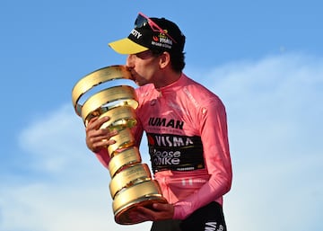 Simon Yates celebra en el podio el Giro de Italia.