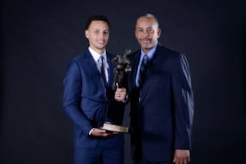 Stephen Curry de Golden State Warriors posa con el trofeo Maurice Podoloff junto a su padre, Dell Curry.