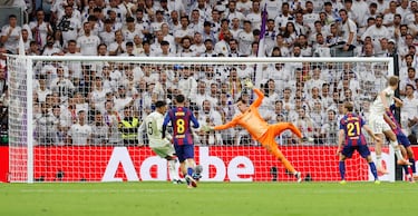 Jude Bellingham marca el 2-1 al FC Barcelona. 