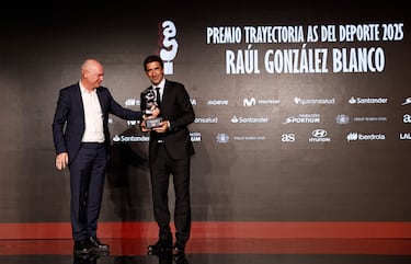 Entrega el premio: Juan Llobell, Director de Corporate Affairs de Moeve. Recoge el premio: Raúl González Blanco.