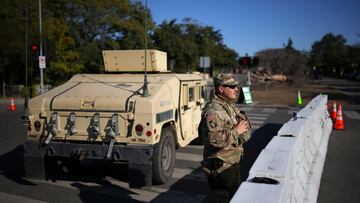 El sheriff del condado de Los Angeles declaró un toque de queda nocturno en las zonas afectadas por los incendios forestales.