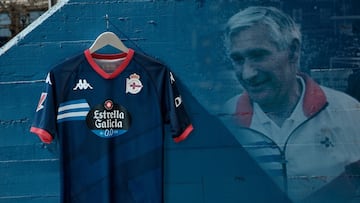 El icónico chándal de Arsenio Iglesias inspira la segunda camiseta del Deportivo