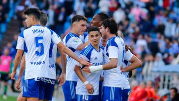 Los jugadores del Zaragoza celebran uno de los cuatro goles logrados contra el Racing.
