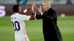 Vinicius celebra con Zinedine Zidane su segundo gol en el Real Madrid-Liverpool de ida de cuartos de final de la Champions.
