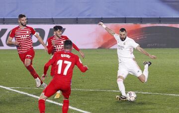 ¡¡SENTENCIA BENZEMA!! ¡Recibió un buen balón de Isco al espacio, encaró hacia el área y disparó desde la frontal para batir a Rui Silva!