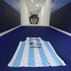 El Unicaja se pasa al blanquiazul para apoyar al Málaga