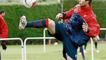<b>ESFUERZO. </b>Kike Sola trata de controlar un balón ayer, durante el entrenamiento del conjunto rojillo.