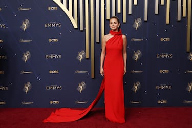 Selena Gomez posa en la alfombra roja de los Premios Emmy 2025 celebrados en California.