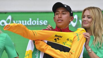 Egan Bernal se enfunda el maillot amarillo del Tour de Suiza.