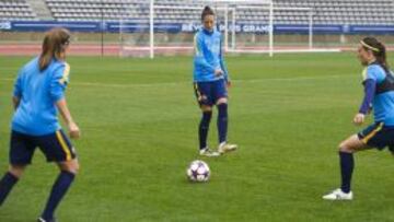 Irene del Río, Jenni Hermoso y Gema Gili, este martes en el estadio Charlety de París.