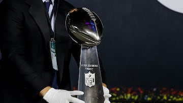 SAN JOSE (United States), 03/02/2026.- The coveted Vince Lombardi Trophy is displayed during the National Football League's (NFL) Super Bowl LX Opening Night event in San Jose, California, USA, 02 February 2026. The AFC Champion New England Patriots will face the NFC Champion Seattle Seahawks in Super Bowl LX at Levi's Stadium in Santa Clara, California, USA, 08 Februay 2026. EFE/EPA/JOHN G. MABANGLO
