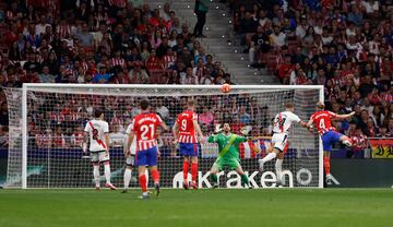 Centro magistral de De Paul para encontrar la incursin en el rea de Gallagher, que conect un poderoso cabezazo para batir a Batalla y sellar el 2-0.